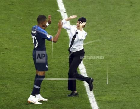 Los manifestantes, miembros del colectivo punk Pussy Riot, invadieron la cancha del Estadio Luzhniki vestidos de agentes de policía durante la segunda mitad del encuentro del domingo entre Francia y Croacia.