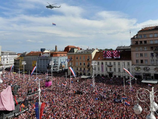 Un helicóptero de la Fuerza Aérea Croata sobrevuela el centro de Zagreb el 16 de julio de 2018, donde la gente se reúne para una fiesta de bienvenida para el equipo nacional de fútbol croata, un día después de su partido de fútbol final de la Copa Mundial Rusia 2018 contra Francia. Los medios croatas del 16 de julio aclamaron a su equipo como héroes después del éxito histórico del país en la final de la Copa del Mundo, donde Francia los venció 4-2. AFP