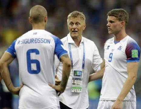 El técnico de Islandia Heima Hallgrimsson junto a Ragnar Sigurdsson y Bjorn Sigurdarson tras un partido contra Croacia. Foto AP