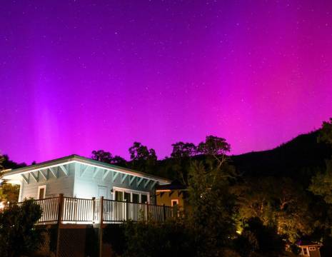 Las espectaculares auroras que se vieron en el cielo en muchas partes del mundo durante el fin de semana se están desvaneciendo, a medida que la enorme tormenta solar que las causó se aleja de la Tierra. Estas son las imágenes de algunas de las auroras alrededor del mundo.