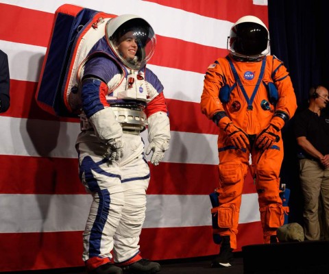 FOTOS: Así son los nuevos trajes espaciales que presentó la NASA
