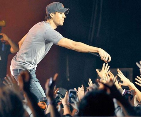 Iglesias se toma selfie íntimo en pleno concierto