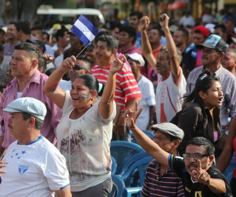 Capitalinos arman el ambiente en el parque Central por el partido de la 'H”
