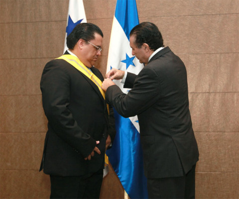 Panamá condecora al canciller hondureño