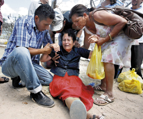 Angustiadas madres esperan para saber de sus hijos