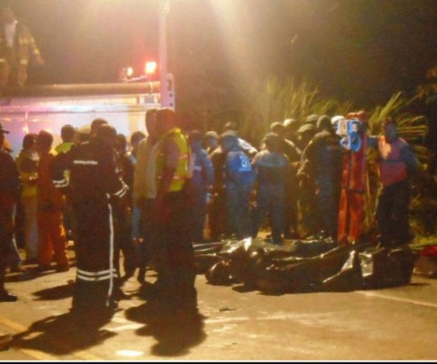 Ocho muertos al caer autobús a un abismo