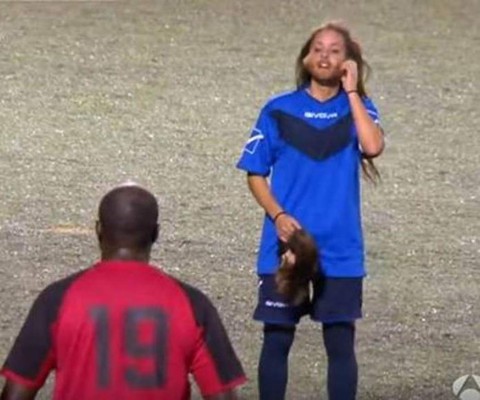 Futbolista profesional se disfraza de hombre y humilla a sus rivales