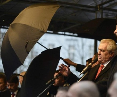 Huevo impacta en la cabeza del presidente de República Checa