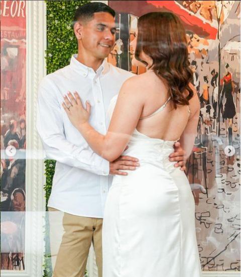 Carlos Pineda revela que jugador le quiso enamorar a su esposa