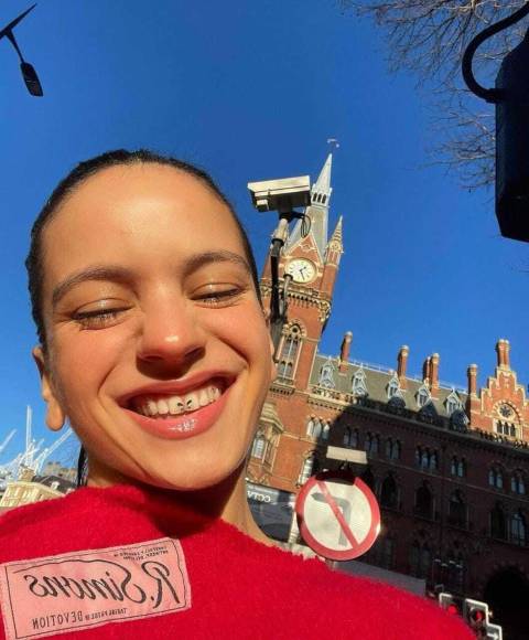 Ama las motos, el flamenco y la moda: datos que no conocías sobre Rosalía