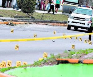 Los mexicanos Juan Carlos Rivera Guerra y Luis Adolfo Rivera Fuentes, padre e hijo, fueron acribillados en San Pedro Sula, ambos portaban documentos hondureños, entre ellos, tarjeta de identidad y licencia para conducir.