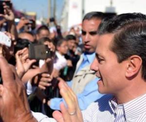 El presidente Enrique Peña Nieto rodeado por varios de sus compatriotas. Foto; Facebook/Peña Nieto.