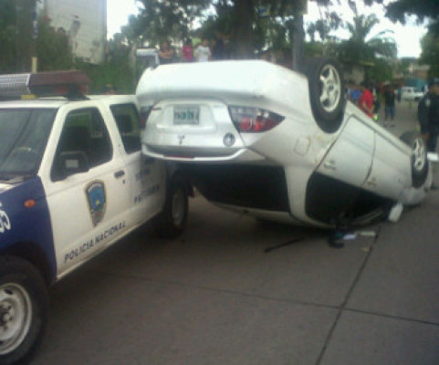 Carro particular choca contra patrulla en Tegucigalpa