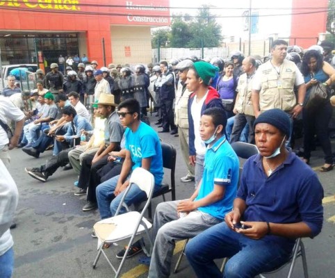 Policías impiden a huelguistas acceso a Casa Presidencial