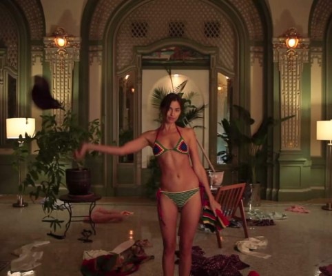 Irina Shayk realiza striptease