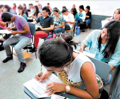 Unos 30,000 docentes se disputan 1,418 plazas