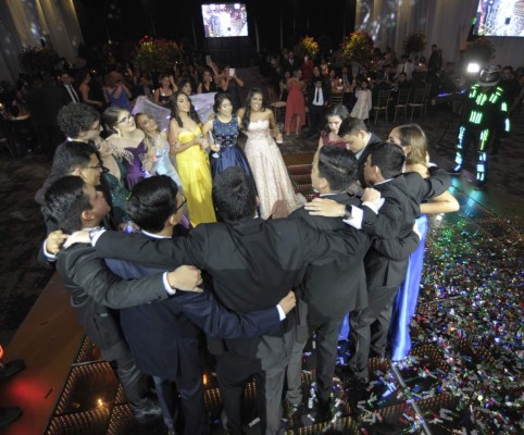 Summer Hill School despide a seniors con un ambiente lleno de glamur y alfombra roja