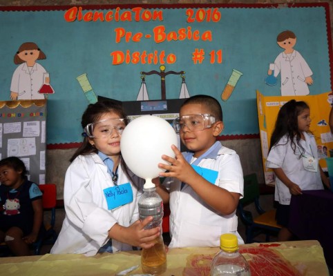 Ingeniosos niños exhiben proyectos en una educativa feria de talentos