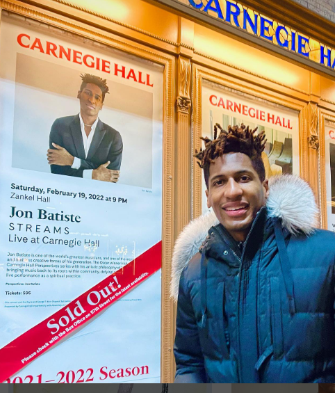 ¿Quién es Jon Batiste, el jazzista que se consagró en los Grammy?