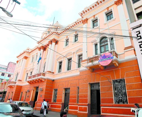 Gobierno brinda medio día libre este martes