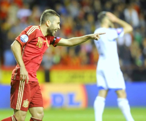España y Suiza se clasifican a la Eurocopa con goleadas
