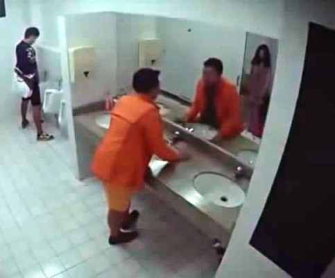 Broma de terror en un baño público