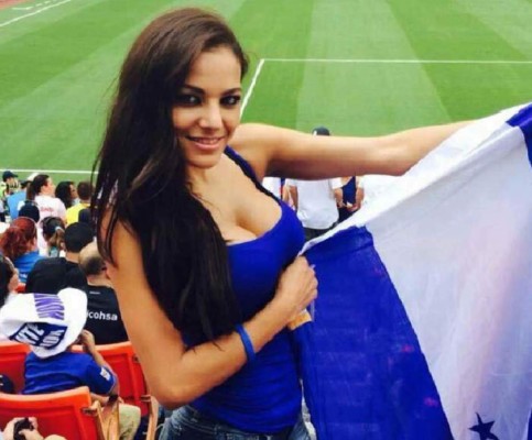 Nathalia da una muestra de la cultura catracha bailando punta