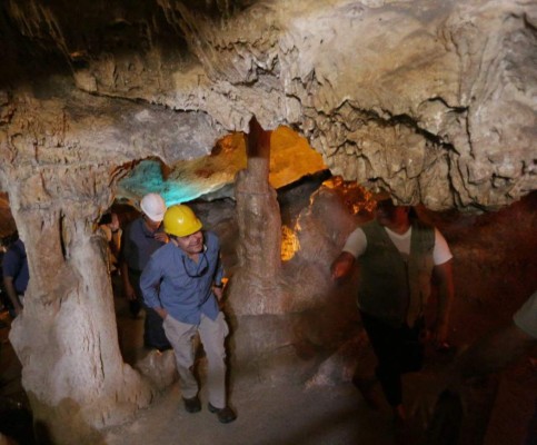 Así disfrutó el presidente Juan Orlando Hernández el recorrido por las cuevas de Taulabé