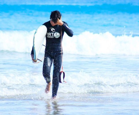 ¡Mario Casas tiene competencia! Su guapo hermano Óscar Casas se roba los suspiros