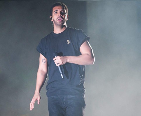 Madonna le roba un beso a famoso rapero