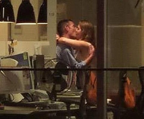 ¿Quién es la mujer 'cachada' en la oficina?