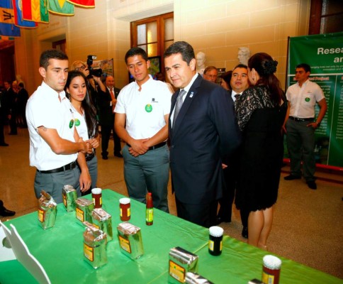 'Zamorano es un ejemplo de cooperación internacional exitosa'