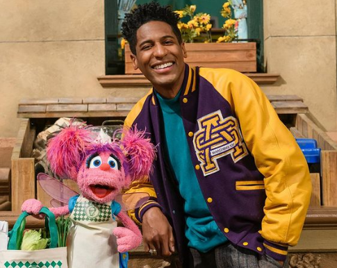 ¿Quién es Jon Batiste, el jazzista que se consagró en los Grammy?