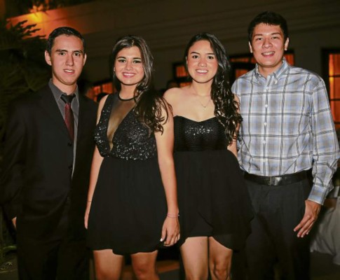 Seniors de Macris School realizan tradicional cena