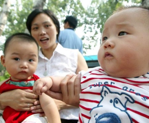 China pone fin a la política del hijo único y permitirá tener dos por pareja