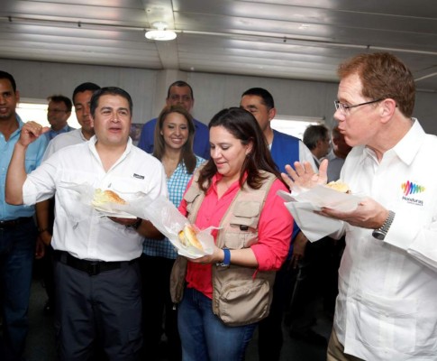 Presidente hondureño paga apuesta a embajador de EE UU