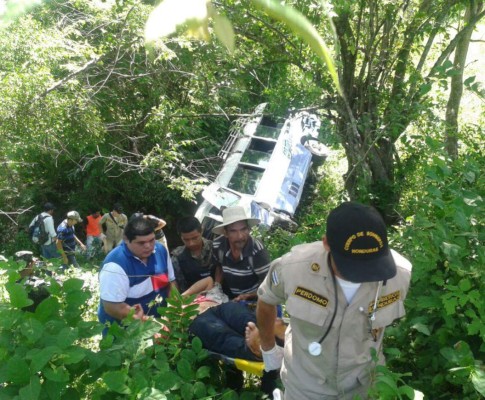 Al menos 20 heridos en accidente de bus en Santa Bárbara
