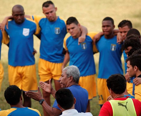 Héctor Castellón dirige su primera práctica con el Honduras Progreso