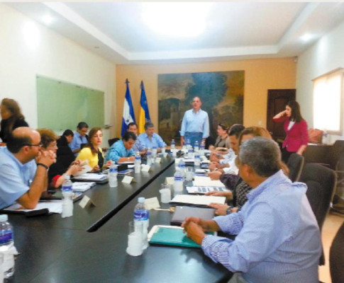 Ratifican a apoderado y secretaria municipal
