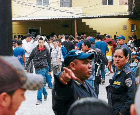Policía captura a 200 personas por escándalo en Tegucigalpa