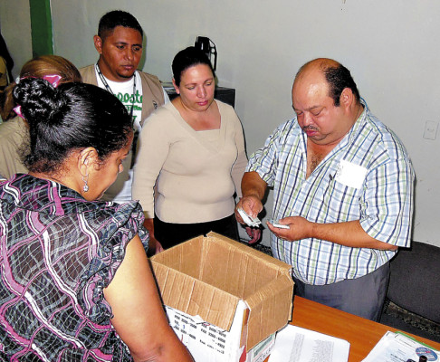 Fiscalía libera a activistas de Azules Unidos