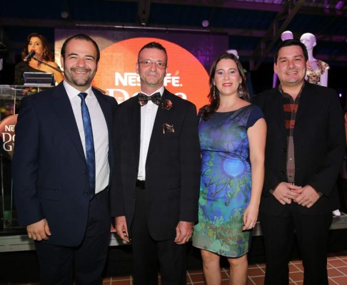 Disfrutan una noche con sabor a moda, arte y café