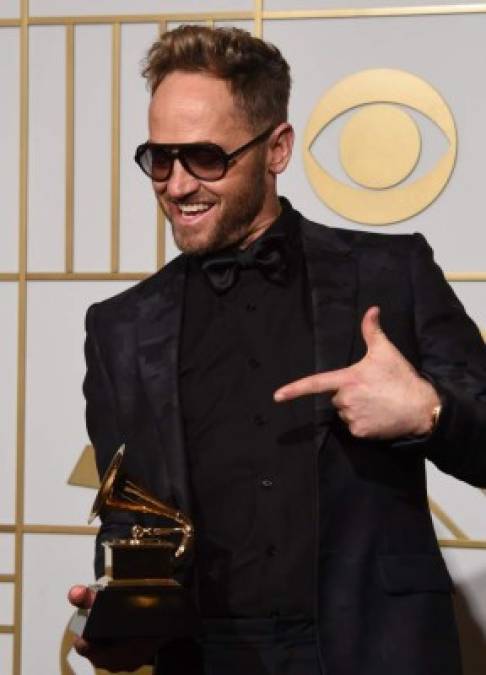 Famosos engalanan en su llegada a los Premios Grammy 2016