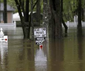 Funcionarios del condado de Moore ordenaron la evacuación obligatoria ante una inminente ruptura de la represa Woodlake, informó el canal de televisión local WRAL TV. Las evacuaciones también fueron ordenadas en dos condados ubicados a lo largo del río Neuse.