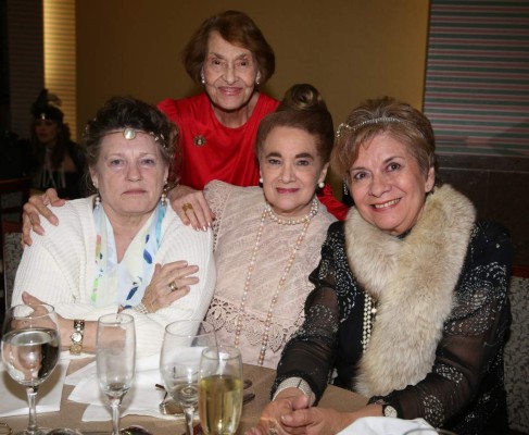 Plumas, lentejuelas y mucho glamour para Margina Valle