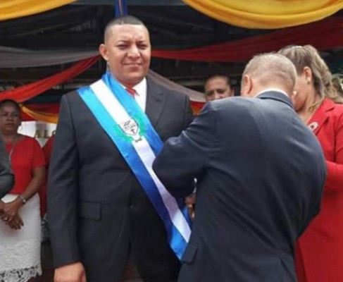 Los alcaldes hondureños que recibirán vacunas anticovid donadas por Bukele