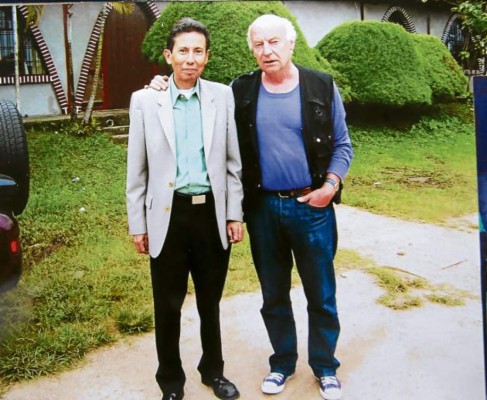 'Los muchachos pierden el habla en la escuela'