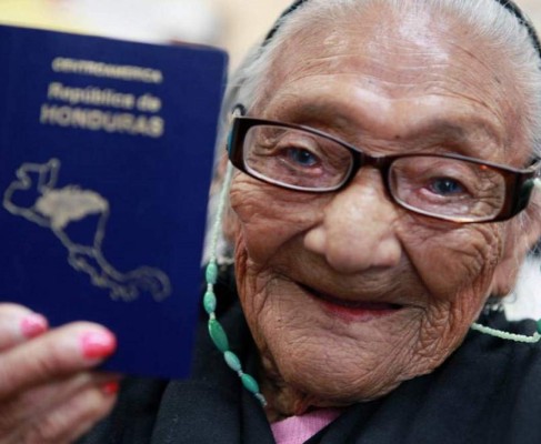 Juana Hernández, de 101 años, muestra su pasaporte hondureño. (Foto El Nuevo Herald)