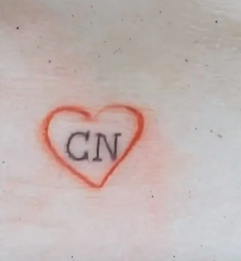Así era el tatuaje inicial que tenía Belinda. Dentro escribió las iniciales “CN” que eran de Cristian Nodal.