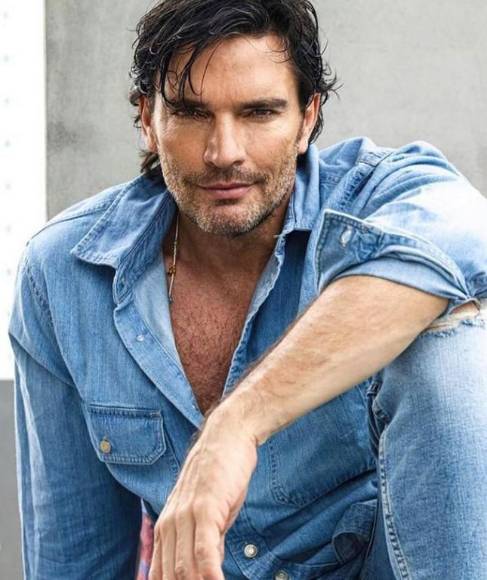 Galanes del espectáculo que siguen seduciendo aún después de pasar los 50 (Fotos)